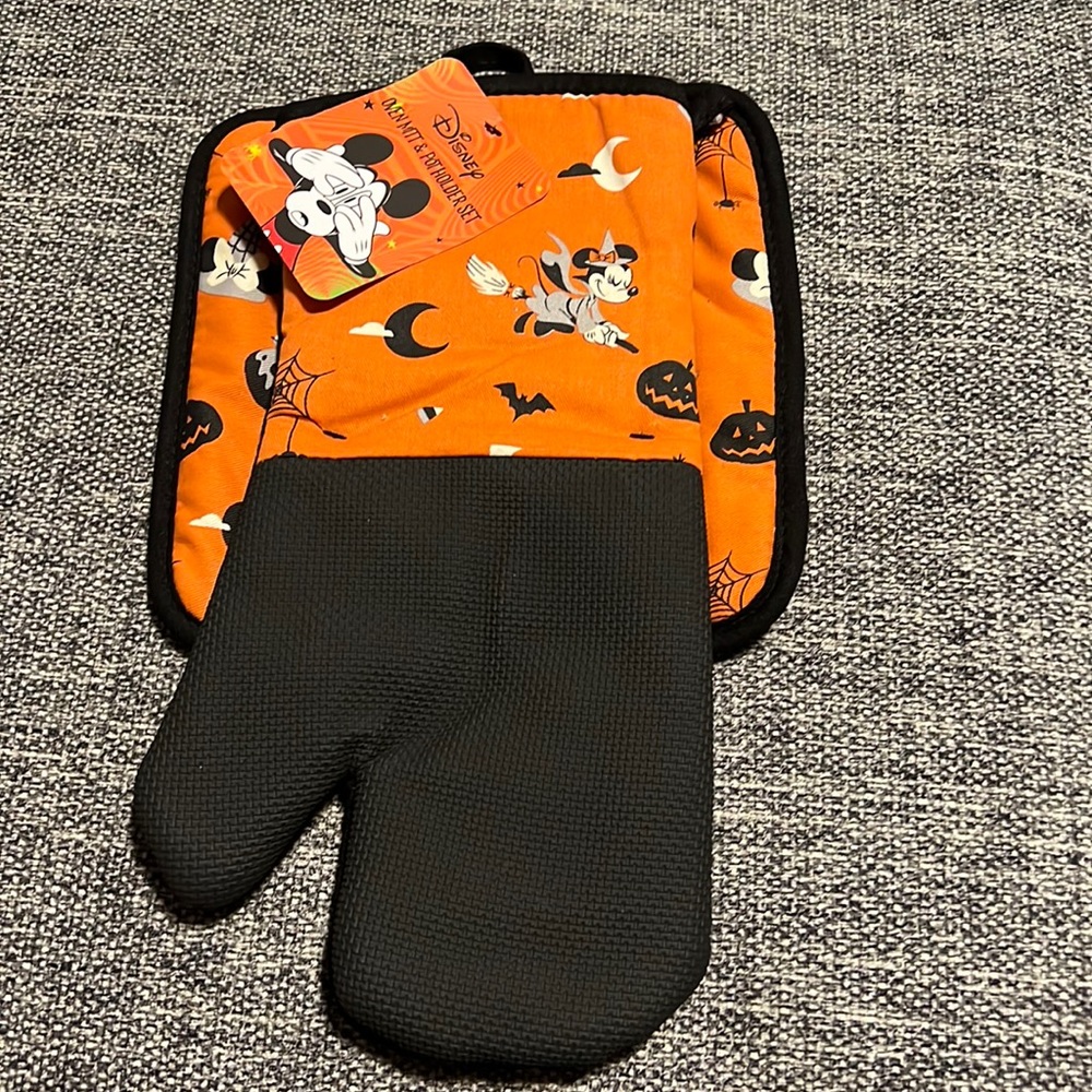 NWT Disney Oven Mitt & Pot Holder Set